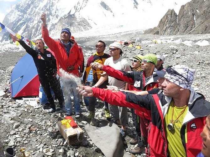 Horolezci při obřadu Pudža, nepálské modlitbě k hoře (Petr Mašek úplně vpravo)