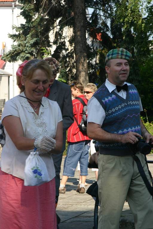 Řidiči se nestačili divit! Potkávali cyklisty v dobovém oblečení!