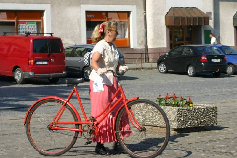 Řidiči se nestačili divit! Potkávali cyklisty v dobovém oblečení!