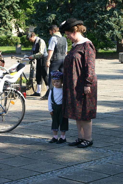 Řidiči se nestačili divit! Potkávali cyklisty v dobovém oblečení!