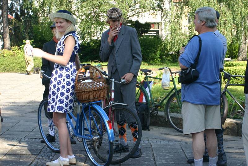 Řidiči se nestačili divit! Potkávali cyklisty v dobovém oblečení!