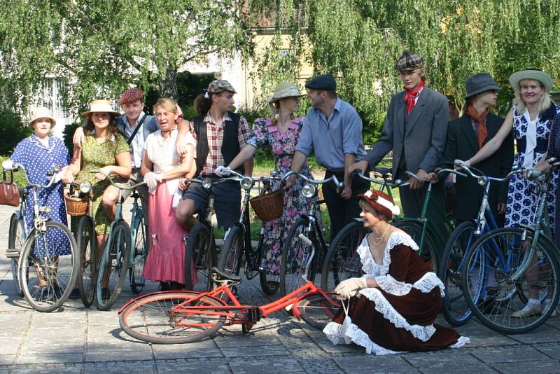 Řidiči se nestačili divit! Potkávali cyklisty v dobovém oblečení!