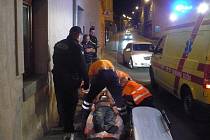 Záchranáři se strážníky ošetřují pobodané muže v Mladé Boleslavi.