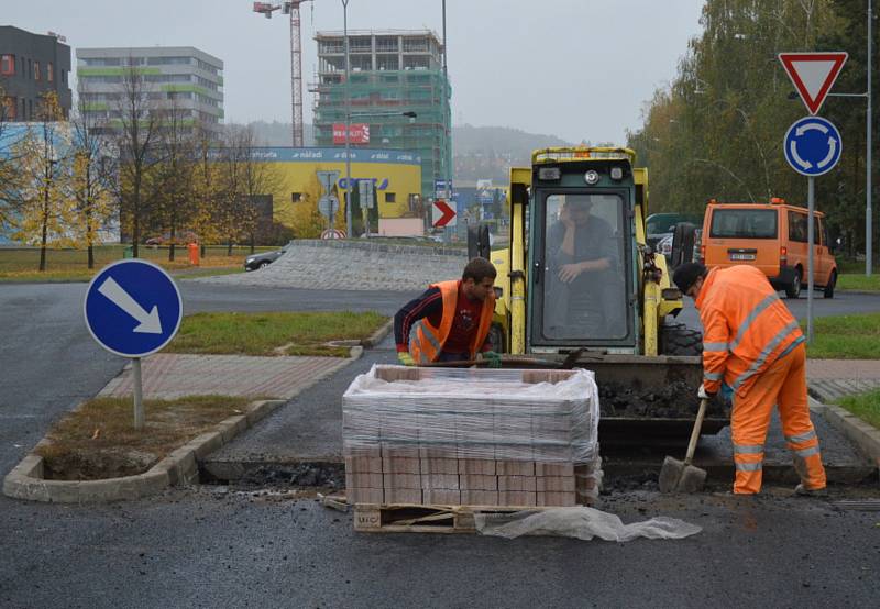 Během uplynulého víkendu musel být znovu uzavřen kruhový objezd u ulic Jana Palacha a Na Radouči. Dělníci tam tentokráte dodělávali retardéry u přechodů. Ty se nově budou nacházet na každém vjezdu na kruhový objezd.