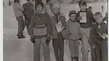 Lyžařské závody na Kvildě. V sedmdesátých letech vlek přímo za bytovkou a závody ve slalomu byly součástí zimy