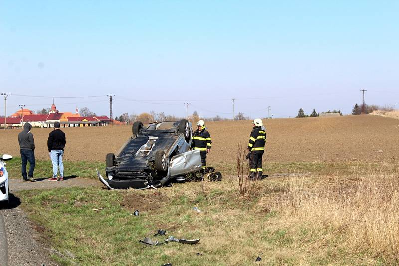 Škoda Fabia skončila v zatáčce mezi Luštěnicemi a Újezdem na střeše.