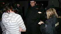 Policie kontroluje mladistvé na přítomnost alkoholu v dechu na diskotéce v Mnichově Hradišti na Mladoboleslavsku.