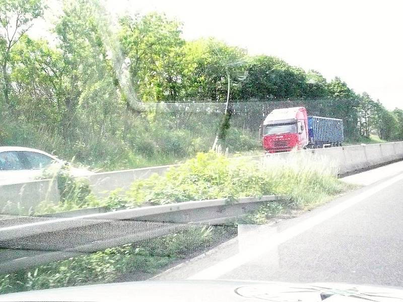 Tady se bílé auto v protisměru na R10 řítí proti kamionu.