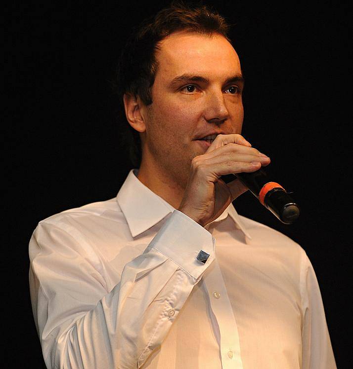 Filip Šubr si převzal sošku za druhé místo v kategorii zpěvák roku.