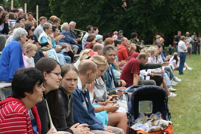 Dámy v sedle ovládly areál mnichovohradišťského zámku