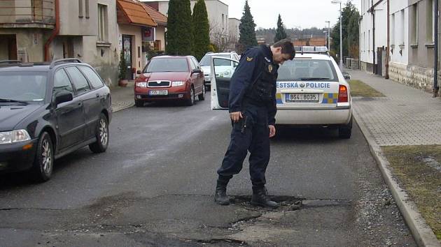 Výtluk v silnici v Okružní ulici v Mladé Boleslavi