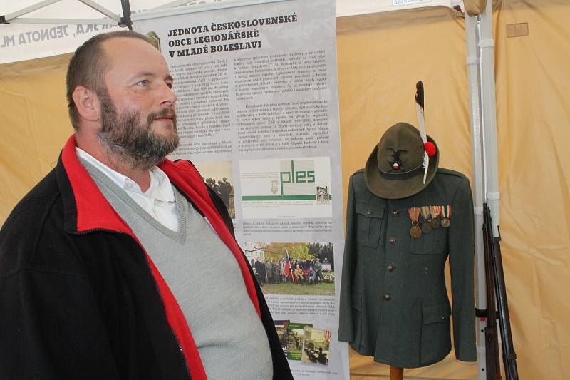 Sobotní stoleté oslavy od vzniku Československé republiky provázelo na mnichovohradišťském Masarykově náměstí deštivé počasí.