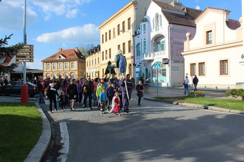 A čarodějnice neutekla ani v Mnichově Hradišti. Před tím ale místní společně nazdobili téměř osmi metrovou májku, která nyní zdobí zdejší náměstí. A samozřejmě nechyběl průvod masek. Osud čarodějnice skauti zpečetili podpálením vatry v 19 hodin.