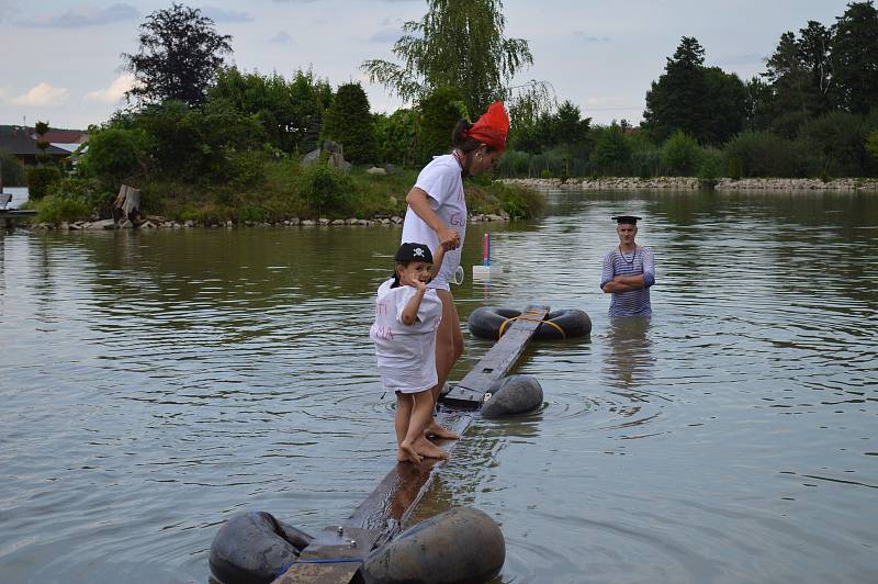 Tradičního klání na rybníku Pískovák se letos sice zúčastnilo jen pět soutěžních posádek, podívaná to však byla veselá jako vždy.
