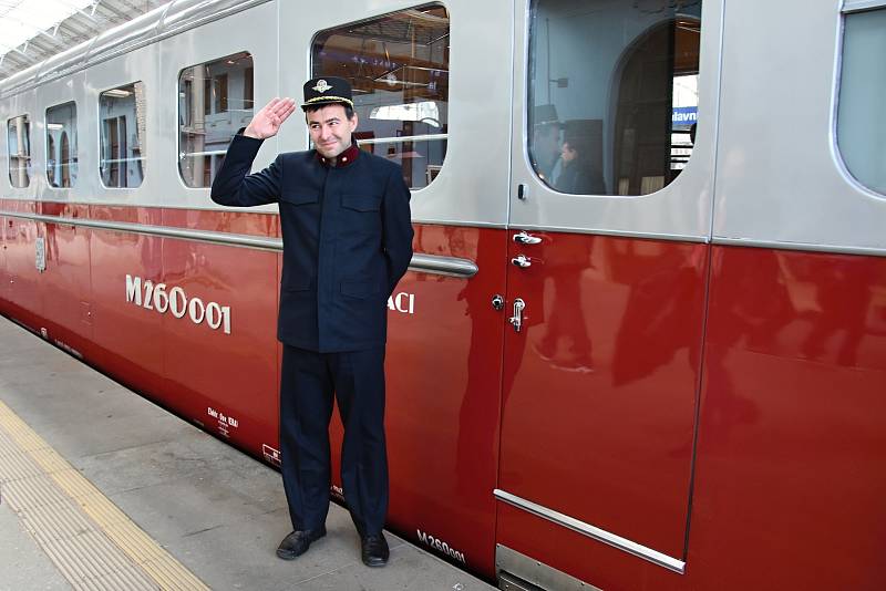 Na Mělnicko, Mladoboleslavsko a Nymbursko vyjel v pátek z Prahy historický motorový vůz 260.001 zvaný Stříbrný šíp.