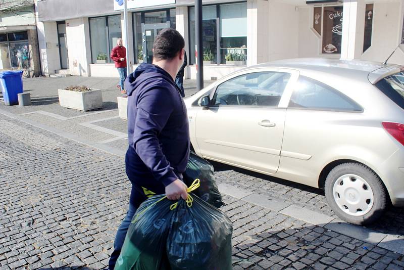 Začátky sbírky pro Ukrajinu v hotelu Věnec na konci února.