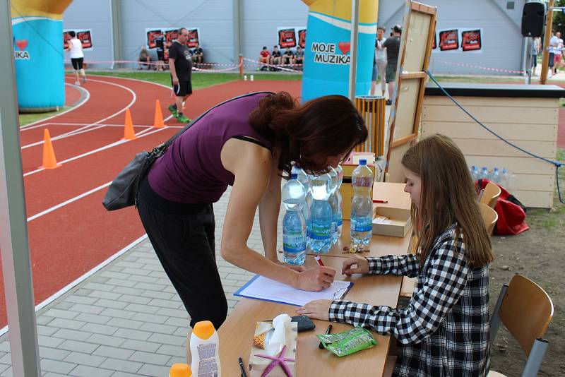 PÁTÁ ZÁKLADNÍ škola Mladá Boleslav se letos už podruhé zapojila do charitativní akce Run and Help aneb běhání, které pomáhá.