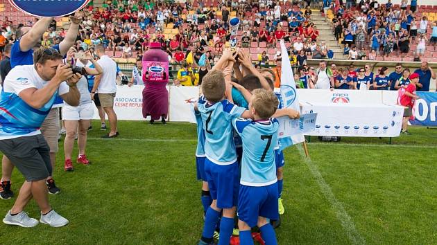 Loňské finále Ondrášovka Cupu pro devítileté v Příbrami ovládla Mladá Boleslav (v modrém).