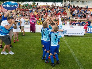 Loňské finále Ondrášovka Cupu pro devítileté v Příbrami ovládla Mladá Boleslav (v modrém).