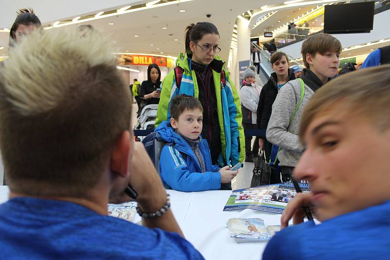 Autogramiáda prvoligových fotbalistů FK Mladá Boleslav přilákala do obchodního a zábavního Bondy centra ve středu odpoledne desítky zájemců.