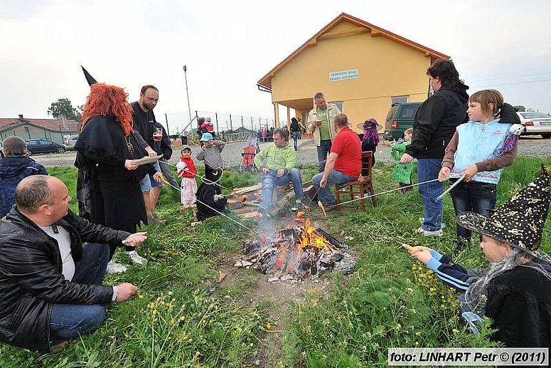 KOLOMUTY a místní čarodějnický průvod desítek lidí k vatře s lampiony v rukou.