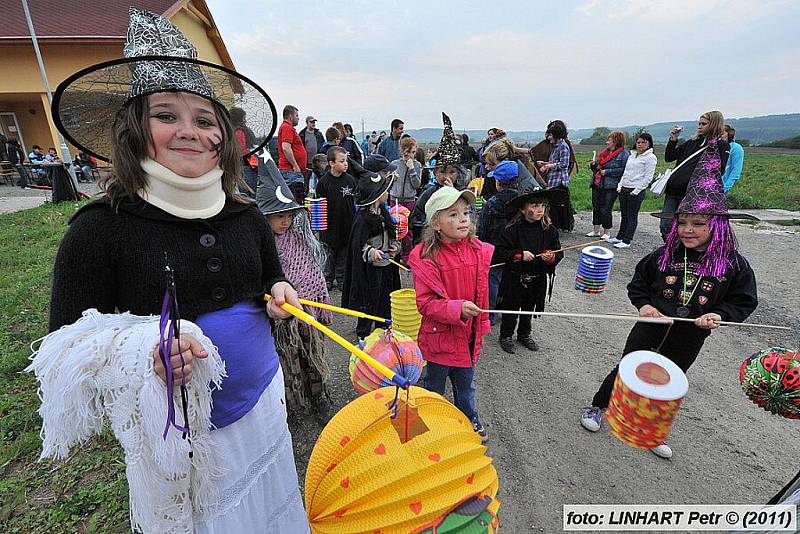 KOLOMUTY a místní čarodějnický průvod desítek lidí k vatře s lampiony v rukou.