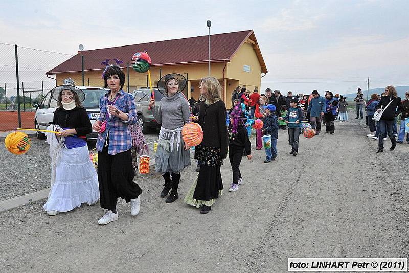 KOLOMUTY a místní čarodějnický průvod desítek lidí k vatře s lampiony v rukou.