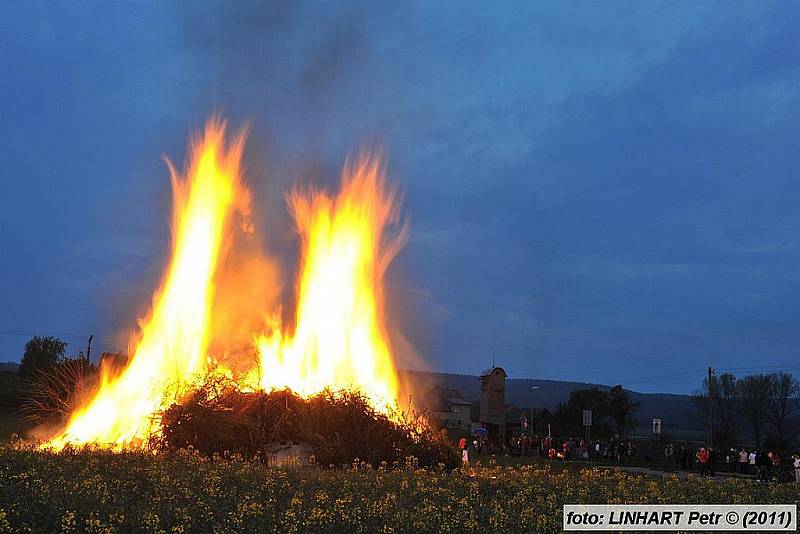 KOLOMUTY a místní čarodějnický průvod desítek lidí k vatře s lampiony v rukou.