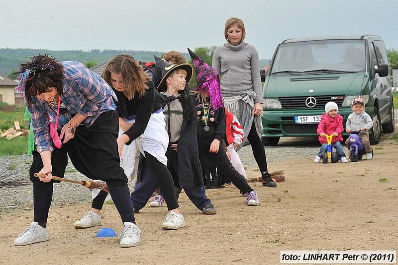 KOLOMUTY a místní čarodějnický průvod desítek lidí k vatře s lampiony v rukou.