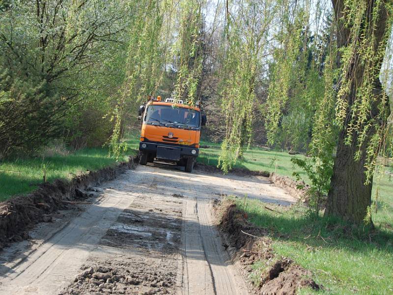 V areálu koupaliště v Bakově už vzniká první okruh in-line dráhy