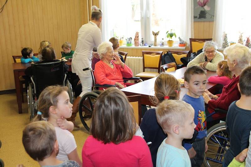 Luštěnický domov seniorů U Anežky se minulý týden stal místem setkání těch nejmladších s těmi nejstaršími, když se prostory tamní jídelny naplnily nejen klienty domova, ale i dětmi ze zdejší mateřské školy.