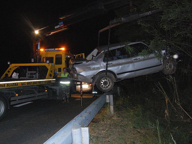 Dopravní nehoda na R10 u Bakova nad Jizerou. Osobní auto se kutálelo podél svodidel.