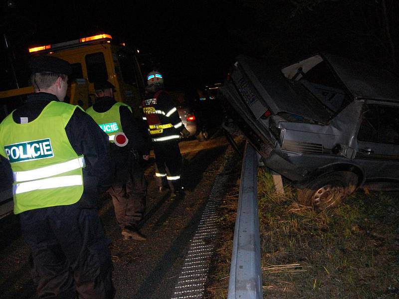 Dopravní nehoda na R10 u Bakova nad Jizerou. Osobní auto se kutálelo podél svodidel.