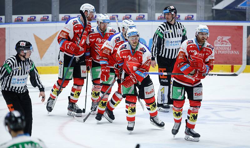 Hokejové utkání čtvrtého čtvrtfinále playoff Tipsport extraligy v ledním hokeji mezi HC Dynamo Pardubice (v červenobílém) a BK Mladá Boleslav (v bílozeleném) v pardudubické Enterie areně.