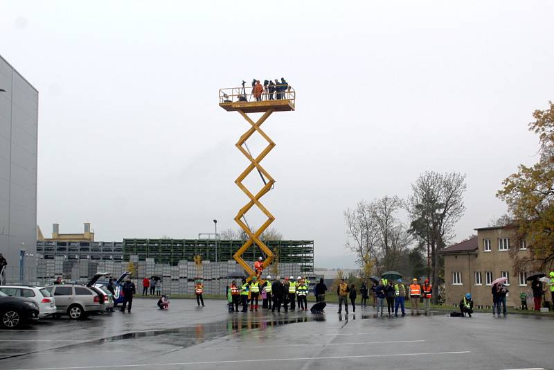 Symbol Mnichova Hradiště i firmy Liaz v sobotu devět minut po desáté hodině přestal existovat. Osmdesátimetrový komín, který stál na místě dvaapadesát let, se po odpalu střelmistra naklonil a během několika vteřin se poroučel k zemi