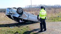 Škoda Fabia skončila v zatáčce mezi Luštěnicemi a Újezdem na střeše.