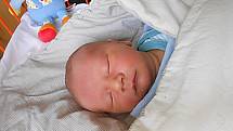 Daniel Mareš se narodil 12. srpna, vážil 3,86 kg a měřil 51 cm. S maminkou Michaelou a tatínkem Pavlem bude bydlet v Kosořicích, kde už se na něho těší sestřička Lucinka.