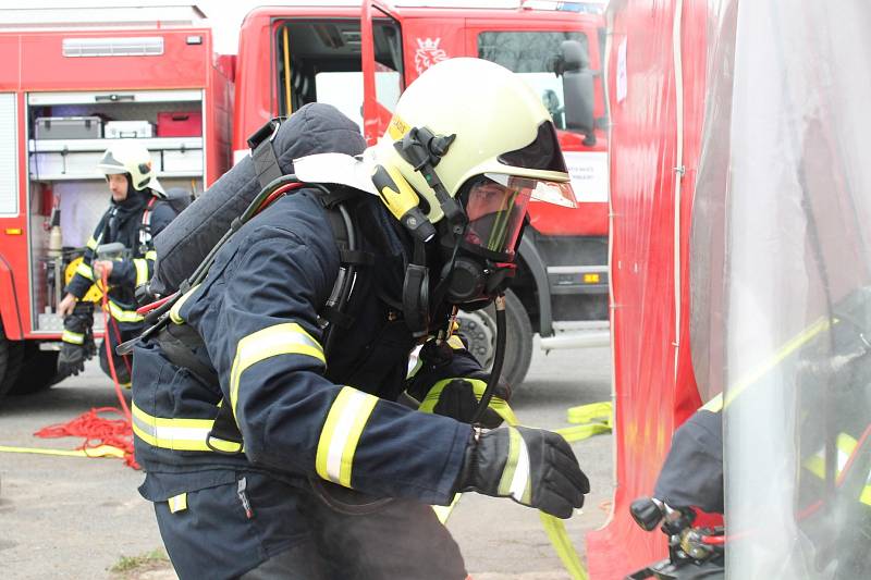 Fyzickou zdatnost, teoretické znalosti i techniku zásahu otestovala odborná příprava velitelů a strojníků hasičských jednotek.