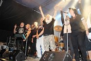 V sobotním večeru a noci se areál benátecké Loděnice zaplnil stovkami fanoušků, kteří přišli poslouchat písně spojené se skupinou EX 05 a především spojené s Jiřím Rákosníkem.