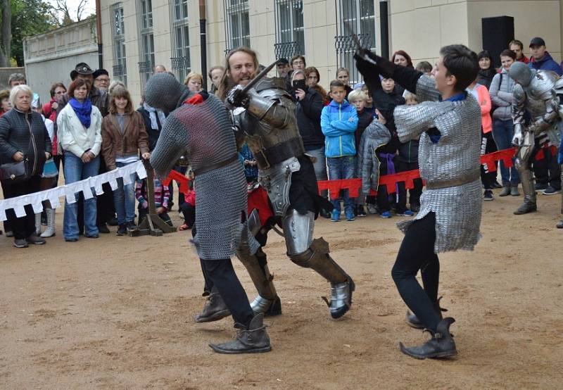 Stovky lidí si o víkendu nenechaly ujít možnost nahlédnout do všech zákoutí kosmonoského zámku. Město Kosmonosy u příležitosti dokončení rozsáhlých oprav připravilo pro zvídavý lid Den otevřených dveří.