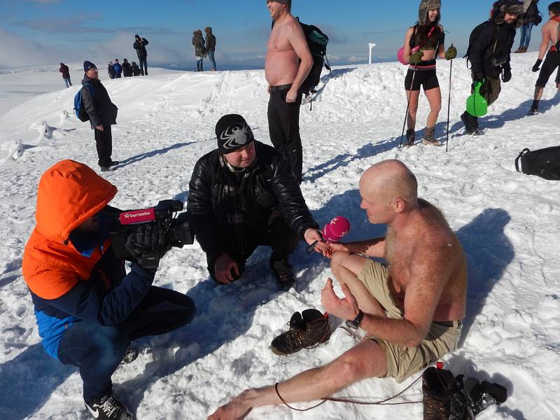 Jiří Škvrna plave v ledové vodě, nebojí se ani výstupu na Sněžku do půl těla.