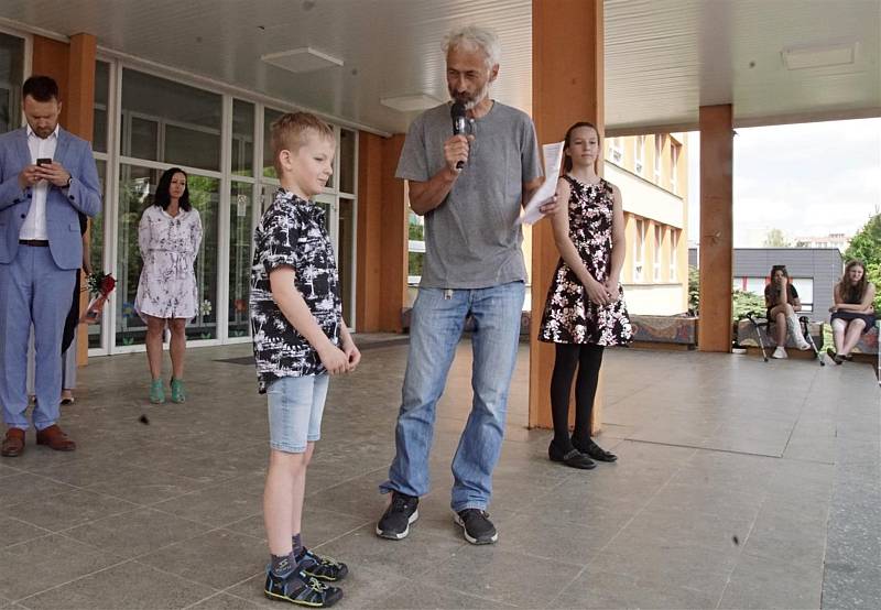 Z vyhlášení výsledků školní soutěže v Mladé Boleslavi v rámci projektu s názvem Pomozme dětem na vlastní nohy.