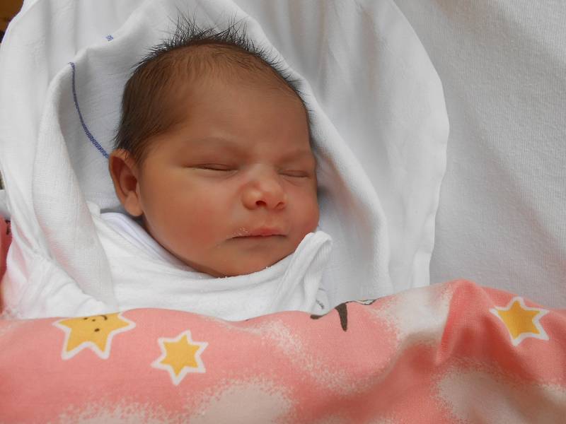 BOŽENA Oláhová se narodila 21. května. Vážila 2,77 kilogramů a měřila 47 centimetrů. S maminkou Kristýnou bude bydlet v Horním Bousově.