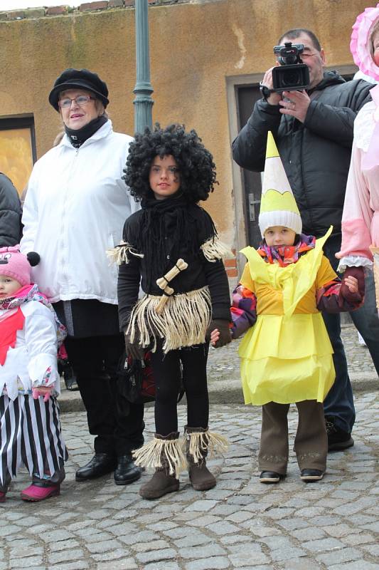 Masopustní průvod prošel Bělou a skončil v opravených prostorách zámku.