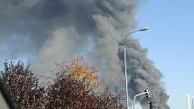 Hustý dým, způsobený požárem plastových dílů, byl viditelný desítky kilometrů od Mladé Boleslavi.