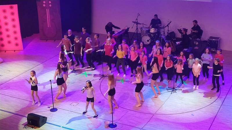 Ve velkém sále mladoboleslavského Škoda Muzea proběhl finálový koncert festivalu dětské písně Dětská nota 2021.