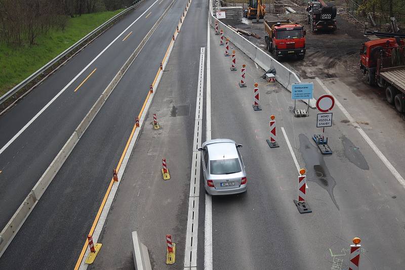 Oprava mostu a s tím spojené zúžení na dálnici D10 mezi Prahou a Mladou Boleslaví - na úrovni sjezdu ke Staré Boleslavi.