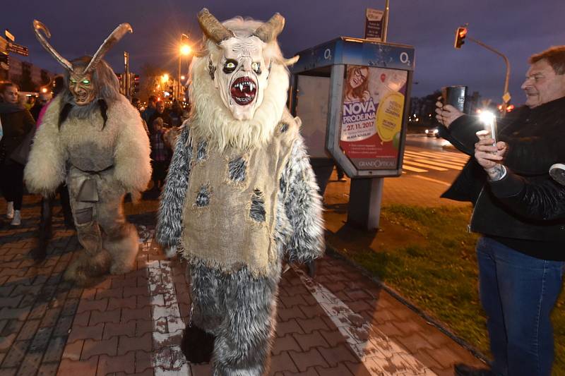 Od Kauflandu přes Bondy centrum na Staroměstské náměstí mířil v úterním odpoledni a večeru v Mladé Boleslavi průvod čertů.