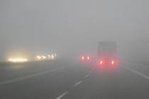 Špatné rozptylové podmínky a smog trápí také Mladoboleslavsko. Na snímku z rána 15. listopadu mladoboleslavská rychlostní silnice R10.