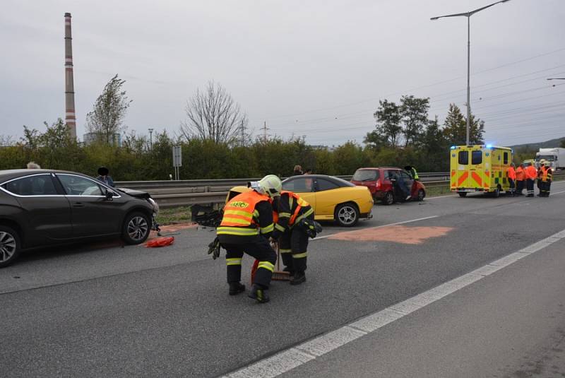 Pořádný frmol zažívali v sobotu vpodvečer mladoboleslavští hasiči. Během hodiny si museli poradit hned se dvěma většími dopravními nehodami, k nimž ještě přibyl menší požár.